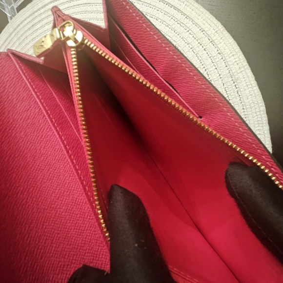 Louis Vuitton Sarah Wallet Monogram Animation Carriage Edition – Pink Interior - Picture 4 of 8